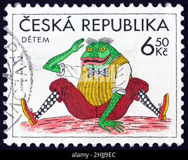 TSCHECHISCHE REPUBLIK - UM 2004: Eine in Tschechien gedruckte Briefmarke zeigt Frosch, eine Illustration von Josef Capek aus dem Buch der Wind in den Weiden von Ken Stockfoto