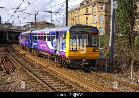 Pacer Diesel Railcar No142020 nähert sich der Shipley Station mit einem Zug von Lancaster 1st. März 2008 Stockfoto