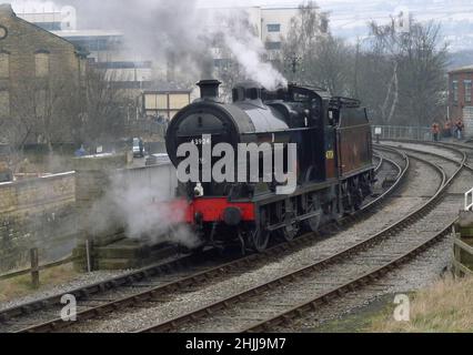 Midland Railway 4F 43924 0-6-0 die erste Lokomotive, um Woodham Bros Barry Scrapyard hier in Keighley zu verlassen und auf den nächsten Zug zu warten. Stockfoto