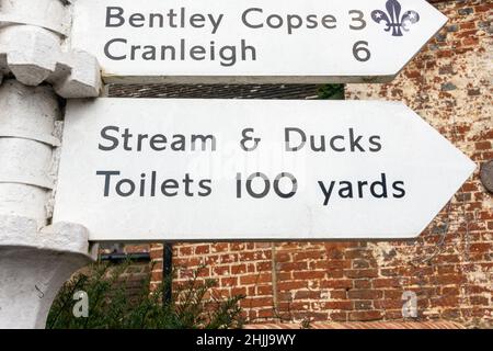 Touristenschild in Richtung 'Stream & Ducks' in Shere, einem wunderschönen, typisch englischen Dorf in der Nähe von Guildford, Surrey, Großbritannien. Stockfoto