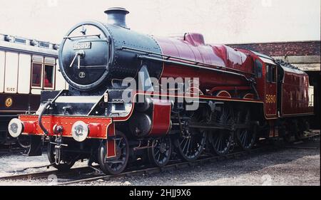 LMS Jubilee Class 5690 4-6-0 Leander gesehen in der ehemaligen Steamtown Carnforth, bevor Steamtown 1998 als Besucherattraktion und für die Öffentlichkeit geschlossen wurde Stockfoto