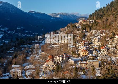 Schöne Winterlandschaft in Zentralgriechenland, im Dorf Megalo Chorio (Grand Village) in der bergigen Region Evritania, Griechenland, Europa. Stockfoto