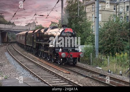 LMS 4-6-0 Black Five 45305 nähert sich der Shipley Station auf der Dampfexkursion in Waverley, die am 2012. September nach York führt Stockfoto