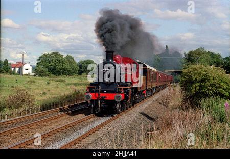 Ivatt-Lokomotive der Klasse 2MT 46441, die Keighley an einem Sommerabend in den 1990er Jahren auf einer Dampfexkursion nach Carnforth verlässt Stockfoto