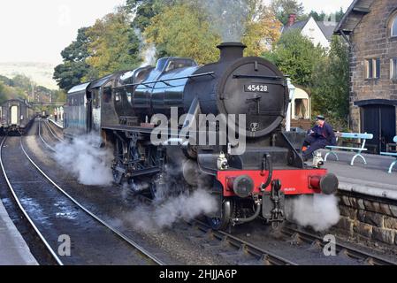 LMS 5MT 4-6-0 Black Five ernannte Eric Tracy und wartet auf den nächsten Dienst am Bahnhof Grosmount an der NYMR am 22nd 2015. Oktober Stockfoto