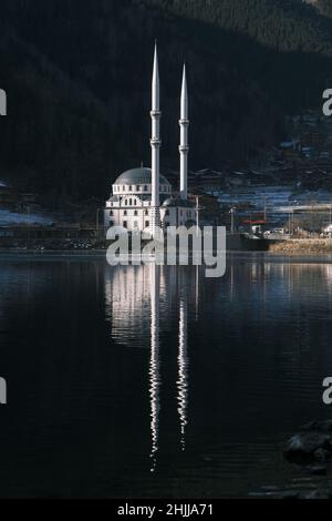 Moschee Reflexion auf dem Wasser, Moschee im uzungol See in trabzon während der Wintersaison Stockfoto