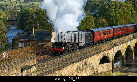 LMS 5MT Black Five 4-6-0 No 45231 'der Sherwood Forester verlässt Brighouse in West Yorkshire auf einer Bahntour am 3rd 2009. Oktober Stockfoto