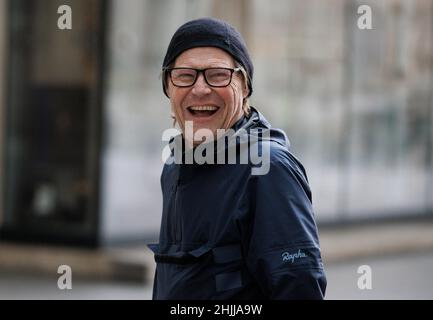 London, Großbritannien. 30th Januar 2022. Autor und Sender Robert Elms bei den BBC-Studios für die Sunday Morning Show mit Sophie Raworth. Kredit: Mark Thomas/Alamy Live Nachrichten Stockfoto