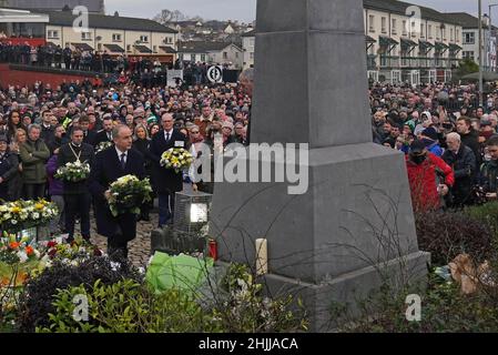 Ein Taoiseach Micheal Martin legt während einer Zeremonie im Bloody Sunday Memorial in Derry anlässlich des 50th. Jahrestages des Bloody Sunday einen Kranz nieder. Bilddatum: Sonntag, 30. Januar 2022. Stockfoto