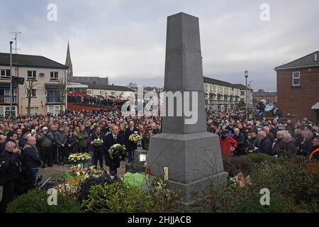 Ein Taoiseach Micheal Martin legt während einer Zeremonie im Bloody Sunday Memorial in Derry anlässlich des 50th. Jahrestages des Bloody Sunday einen Kranz nieder. Bilddatum: Sonntag, 30. Januar 2022. Stockfoto
