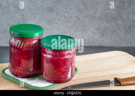 Hausgemachte Konservenkonserven: Rüben in einem Glasgefäß, in Dosen mit Tomaten, Zwiebeln, Karotten zum Kochen Borscht, mit einem Metalldeckel verschlossen. Vorderansicht, Kopierbereich Stockfoto