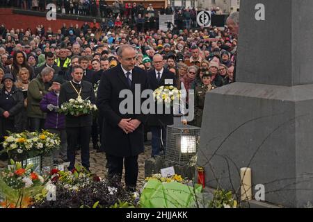 Ein Taoiseach Micheal Martin legt während einer Zeremonie im Bloody Sunday Memorial in Derry anlässlich des 50th. Jahrestages des Bloody Sunday einen Kranz nieder. Bilddatum: Sonntag, 30. Januar 2022. Stockfoto