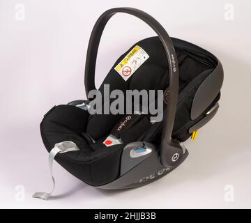 Cybex Cloud Z i-size Kinderautositz auf weißem Hintergrund isoliert ausgeschnitten Stockfoto