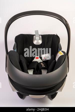 Cybex Cloud Z i-size Kinderautositz auf weißem Hintergrund isoliert ausgeschnitten Stockfoto