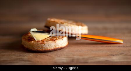 Hot Buttered Crumpets ein traditionelles britisches Teegenuss Stockfoto