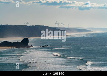 Windpark am Strand Praia Velha in São Pedro de Moel, Portugal, Europa Stockfoto