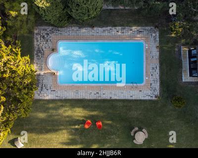 Luftaufnahme eines Außenpools im Garten eines Privathauses Stockfoto