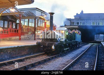 1838 Liverpool and Manchester Railway 0-4-2 Lion fährt ab Keighley Station im Jahr 1981with ein Abendzug nach Haworth Stockfoto