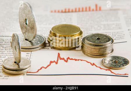 Münzen und Aktienkursen. Steigen und fallen. Stockfoto