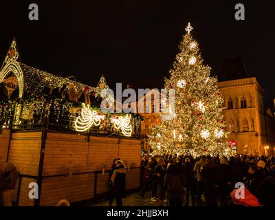 11th vom Dezember 2021. Leuchtender Weihnachtsbaum in der Prager Altstadt, Staromestske Platz. Tschechien. Beliebte Weihnachtsattraktion. Stockfoto