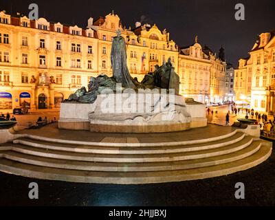 PRAG, TSCHECHISCHE REPUBLIK - 11to. Dezember 2021. Statue und Denkmal von Jan Hus in breiter Perspektive. Weihnachtszeit im alten Prag Stockfoto