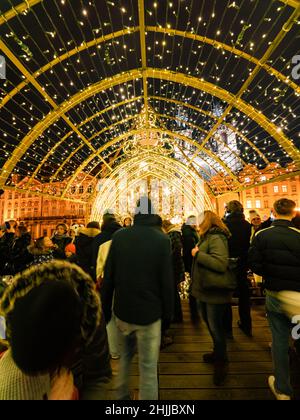 11th vom Dezember 2021. Leuchtender Weihnachtsbaum in der Prager Altstadt, Staromestske Platz. Tschechien. Beliebte Weihnachtsattraktion. Stockfoto