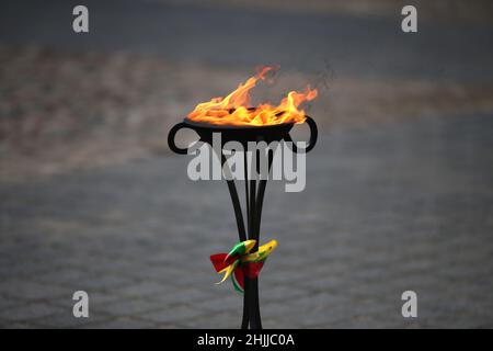 Im Freien brennen dekorative Fackeln mit Gläubigen Flieder, die in den Farben der litauischen Staatsflagge dekoriert sind Stockfoto