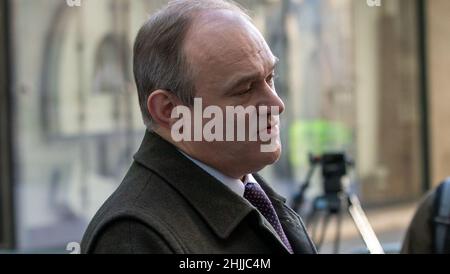 London, England, Großbritannien. 30th Januar 2022. Sir ED DAVEY, der Vorsitzende der Liberaldemokraten, wird vor der BBC gesehen, nachdem er am Sonntagmorgen in der fernsehsendung auftrat. (Bild: © Tayfun Salci/ZUMA Press Wire) Bild: ZUMA Press, Inc./Alamy Live News Stockfoto