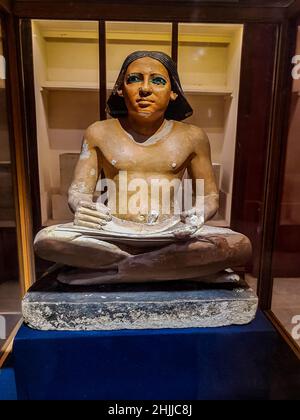 Statue des alten ägyptischen sitzenden Schreiber aus dem Ägyptischen Museum in Kairo, Ägypten. Stockfoto