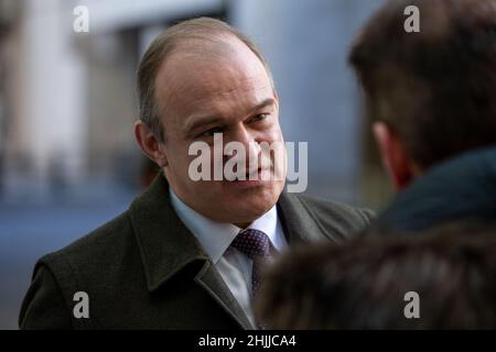 London, England, Großbritannien. 30th Januar 2022. Sir ED DAVEY, der Vorsitzende der Liberaldemokraten, wird vor der BBC gesehen, nachdem er am Sonntagmorgen in der fernsehsendung auftrat. (Bild: © Tayfun Salci/ZUMA Press Wire) Bild: ZUMA Press, Inc./Alamy Live News Stockfoto