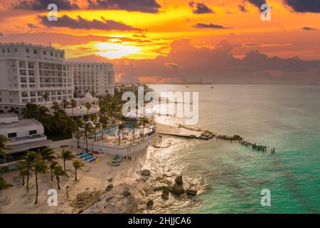 Blick auf wunderschöne Hotels in der Hotelzone von Cancun bei Sonnenuntergang. Riviera Maya Region in Quintana Roo auf der Halbinsel Yucatan Stockfoto