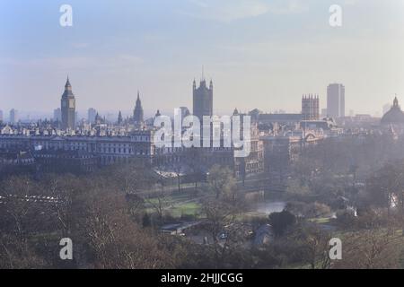 Skyline von Whitehall, aufgenommen vom Duke of York Monument, London, England. Ca. 1980s Stockfoto