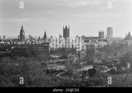 Skyline von Whitehall, aufgenommen vom Duke of York Monument, London, England. Ca. 1980s Stockfoto