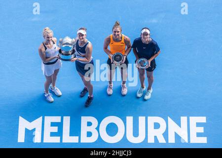 Melbourne, Australien. 30th Januar 2022. Barbora Krejcikova/Katerina Siniakova aus der Tschechischen Republik posieren mit Anna Danilina aus Kasachstan/Beatriz Haddad Maia aus Brasilien, nachdem sie am 30. Januar 2022 bei den Australian Open in Melbourne, Australien, das Doppelfinalspiel der Frauen gewonnen hatten. Quelle: Hu Jingchen/Xinhua/Alamy Live News Stockfoto