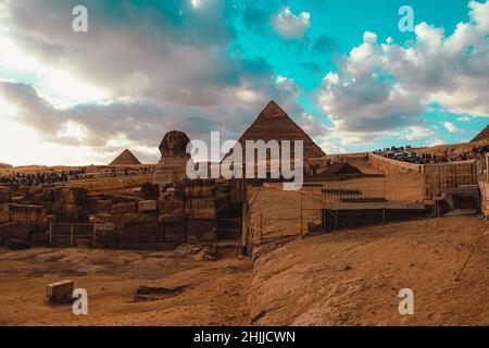 Kairo Ägypten Dezember 2021 große Pyramiden von gizeh Bereich am Ende des Arbeitstages, Massen von Touristen verlassen das Gebiet zu Fuß und in Bussen Stockfoto