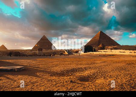 Kairo Ägypten Dezember 2021 große Pyramiden von gizeh Bereich am Ende des Arbeitstages, Massen von Touristen verlassen das Gebiet zu Fuß und in Bussen Stockfoto