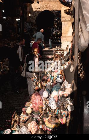 Kairo Ägypten Dezember 2021 Vertikale Aufnahme des großen Basarmarktes in kairo in ägypten. Viele Souvenirs und Artikel zum Verkauf in den Geschäften Stockfoto