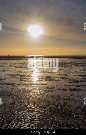 Crosby Beach am Fluss Mersey bei Sonnenuntergang an einem Winternachmittag mit geblasenem Sand, der wie eine Wüste aussieht. Ort eines anderen Ortes Eisenmänner Statuen, Stockfoto