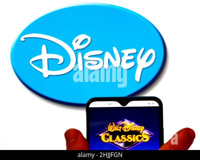 In dieser Abbildung ist das Walt Disney Classics-Logo auf einem Smartphone-Bildschirm mit dem Disney-Logo im Hintergrund zu sehen. Stockfoto