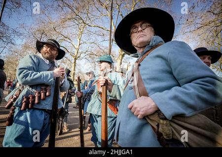 London, Großbritannien. 30th Januar 2022. Nachstellung der Hinrichtungsparade von König Charles I. durch die englische Bürgerkriegsgesellschaft (ECWS). In traditioneller Kleidung aus dem 17th. Jahrhundert versammeln sich die Mitglieder der ECWS, um zu marschieren und vom St. James Palace aus auf dem Pferderücken durch die Mall zur Horse Guards Parade zu reiten, bei der Charles I. von England vor dem Bankettshaus im Jahr 1649 zu seiner Hinrichtung marschierte. Es ist auch das 50th-mal, dass die Soldaten der Kings Army, der Royalist Teil der English Civil war Society, haben dieses Ereignis gedacht. Kredit: Guy Corbishley/Alamy Live Nachrichten Stockfoto