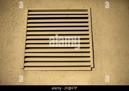 Belüftung außerhalb des Gebäudes. Grill auf dem Gebäude. Kommunikation für den Luftstrom. Stockfoto