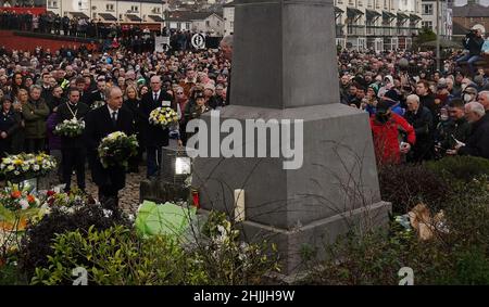 Ein Taoiseach Micheal Martin legt während einer Zeremonie im Bloody Sunday Memorial in Derry anlässlich des 50th. Jahrestages des Bloody Sunday einen Kranz nieder. Bilddatum: Sonntag, 30. Januar 2022. Stockfoto