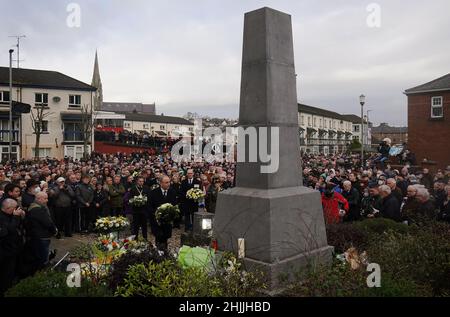 Ein Taoiseach Micheal Martin legt während einer Zeremonie im Bloody Sunday Memorial in Derry anlässlich des 50th. Jahrestages des Bloody Sunday einen Kranz nieder. Bilddatum: Sonntag, 30. Januar 2022. Stockfoto