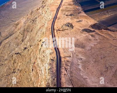 Luftaufnahme von der Nordspitze der Insel Lanzarote, Blick auf die Straße, die zum Mirador del Rio führt. Zerklüftete Küsten und Klippen. Kanarische Inseln Stockfoto