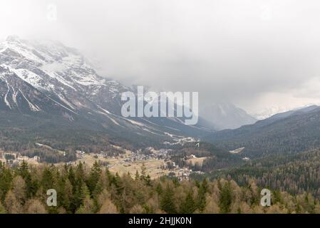 Blick über das Tal in den Dolomiten, Norditalien mit nebelbedeckten Berggipfeln. Stockfoto