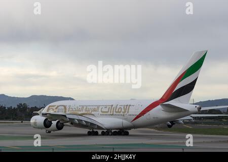 Emirates Airbus A380-842 mit der Registrierung A6-EUU ab LAX, Los Angeles International Airport. Stockfoto