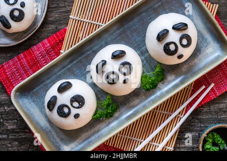 Gedämpfte Panda-Brötchen mit herzhafter Pilz- und Hoisinfüllung. Chinesische Neujahrsfeiern Stockfoto