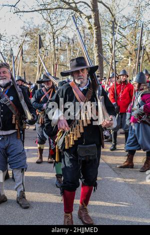 London UK 30.Januar 2022 bei all dem Spektakel handelt es sich um eine jährliche Tradition, die seltsamerweise wenig bekannt darüber scheint, dass Hunderte von Teilnehmern daran teilnehmen, und in diesem Jahr jährt sich ihr jährlicher Gedenktag zum 50th. Mal. Es findet immer am letzten Sonntag des Monats statt, und in diesem Jahr fällt das auch mit dem tatsächlichen Jahrestag der Tötung des Königs zusammen - dem 30th. Januar. Paul Quezada-Neiman/Alamy Live News Stockfoto