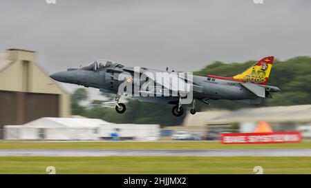 Spanische Marine AV-8B Harrier IIS springen Jet starten, um seine Fähigkeiten auf der Royal International Air Tattoo 2019 zu demonstrieren Stockfoto