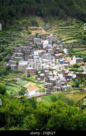 Blick auf das mittelalterliche Bergdorf Piadao Schist, Serra da Estrela, Beira Alta, Portugal Stockfoto